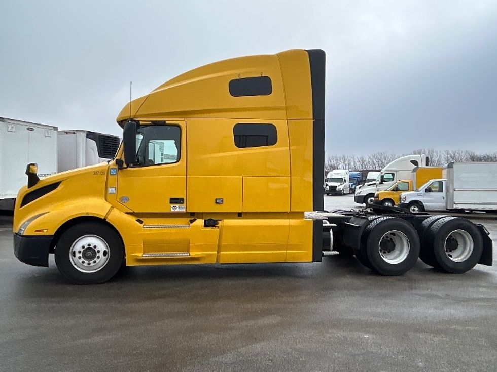 Sleeper Tractor-Heavy Duty Tractors-Volvo-2022-VNL64760-East Chicago-IN-416,184\n\t\tmiles-$ 72,750 - Image 4