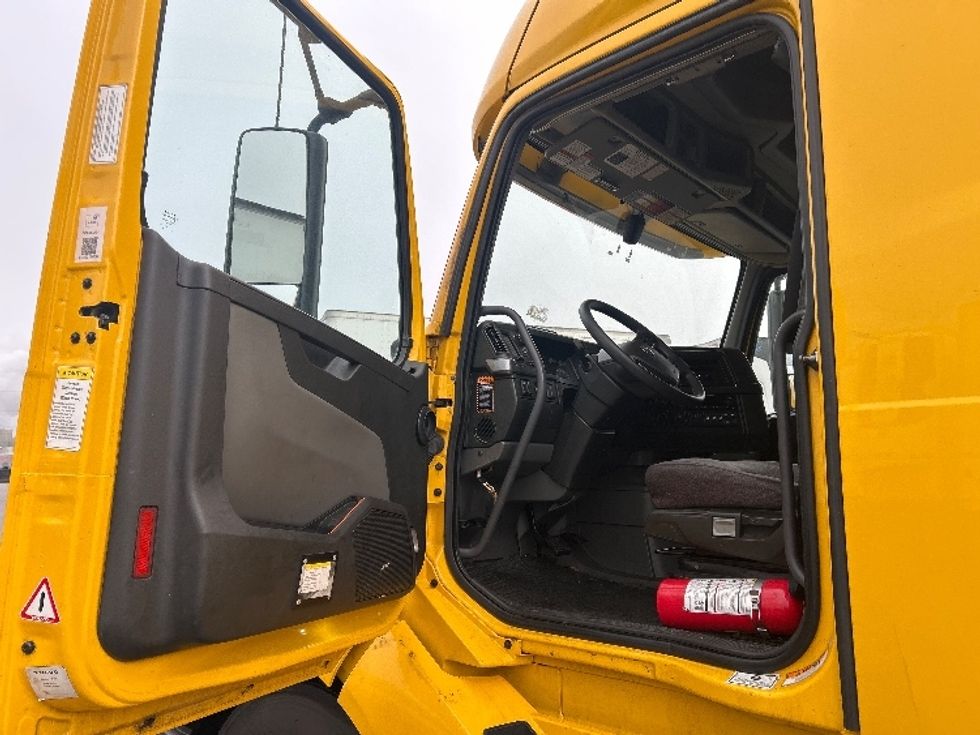 Sleeper Tractor-Heavy Duty Tractors-Volvo-2022-VNL64760-East Chicago-IN-416,184\n\t\tmiles-$ 72,750 - Image 9