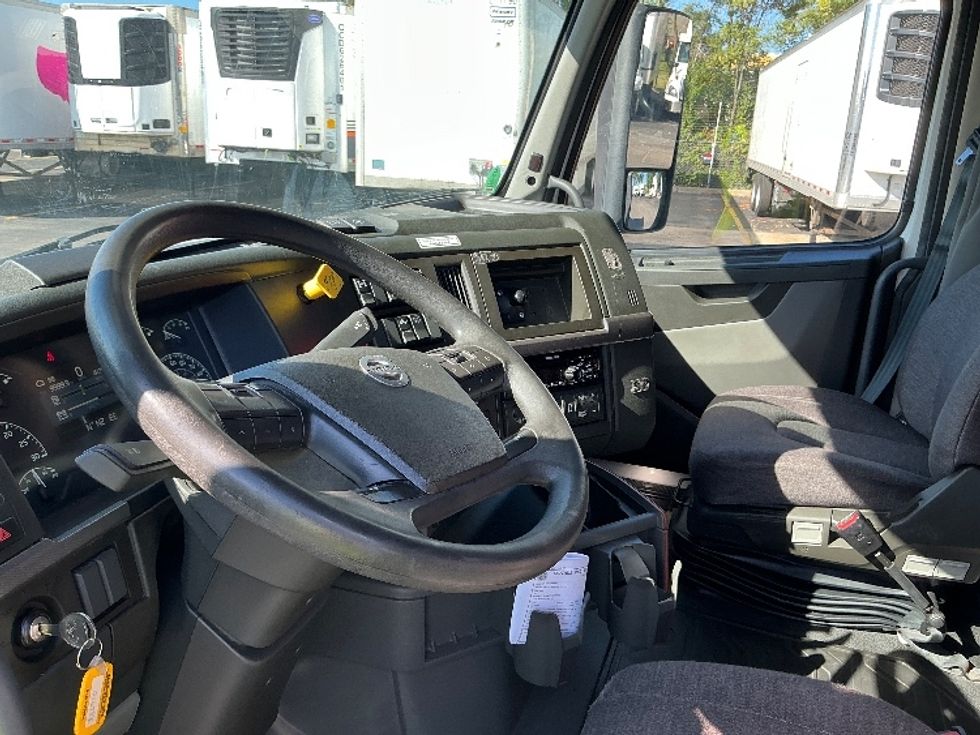 Sleeper Tractor-Heavy Duty Tractors-Volvo-2022-VNL64760-East Chicago-IN-420,000\n\t\tmiles-$ 79,750 - Image 10