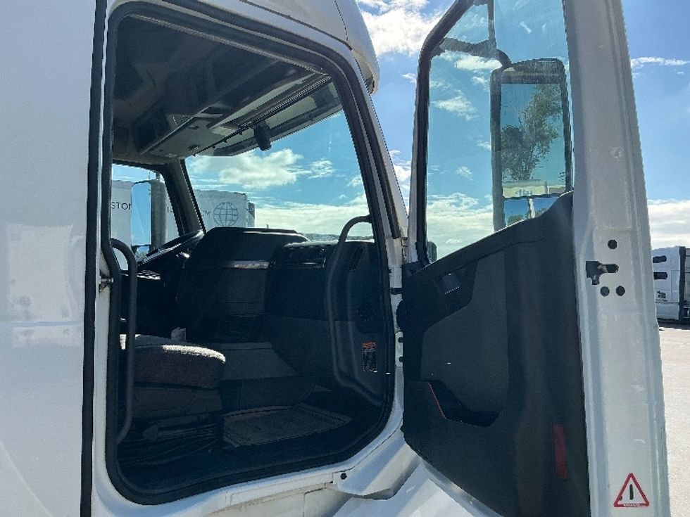 Sleeper Tractor-Heavy Duty Tractors-Volvo-2022-VNL64760-East Chicago-IN-420,000\n\t\tmiles-$ 79,750 - Image 13