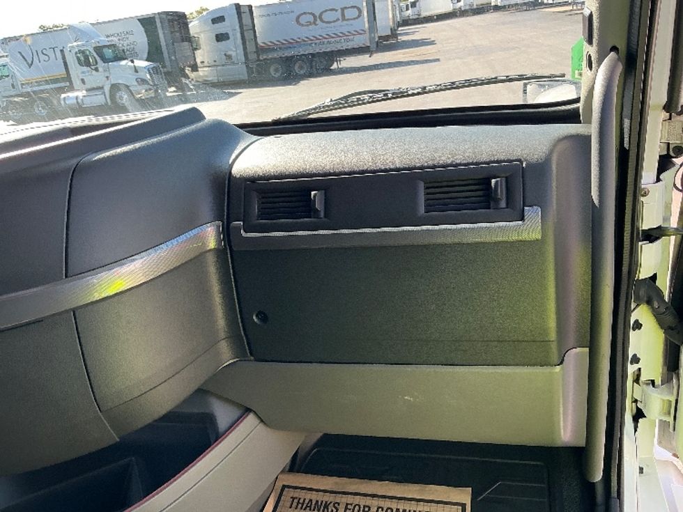 Sleeper Tractor-Heavy Duty Tractors-Volvo-2022-VNL64760-East Chicago-IN-420,000\n\t\tmiles-$ 79,750 - Image 14