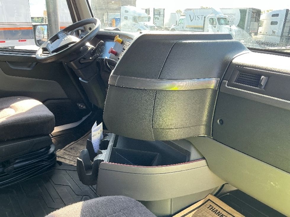 Sleeper Tractor-Heavy Duty Tractors-Volvo-2022-VNL64760-East Chicago-IN-420,000\n\t\tmiles-$ 79,750 - Image 15