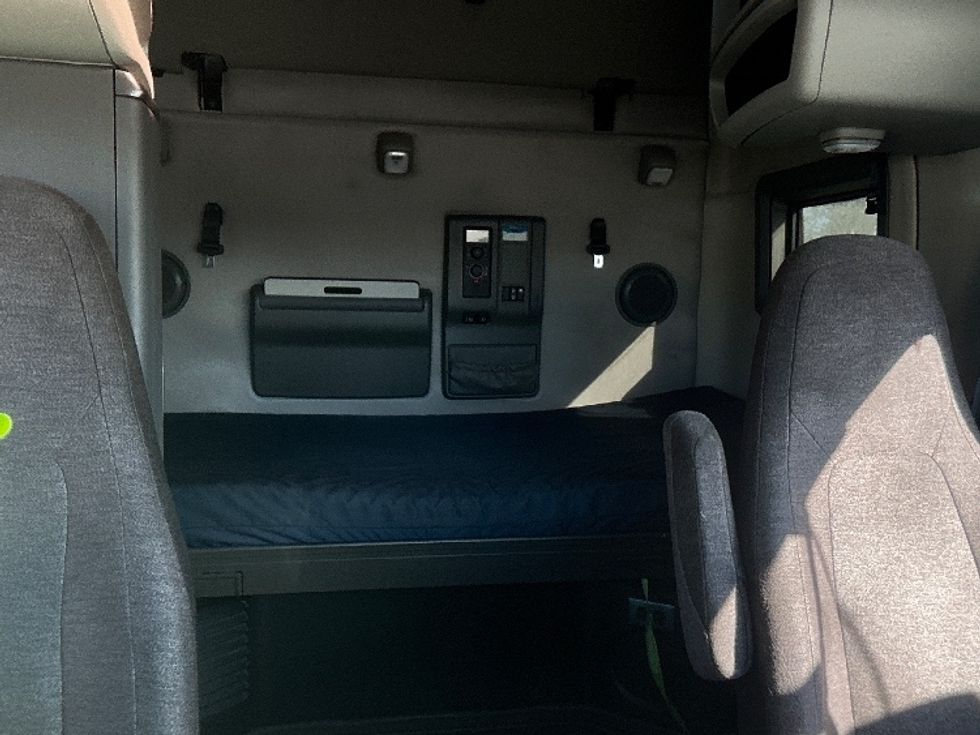 Sleeper Tractor-Heavy Duty Tractors-Volvo-2022-VNL64760-East Chicago-IN-420,000\n\t\tmiles-$ 79,750 - Image 16