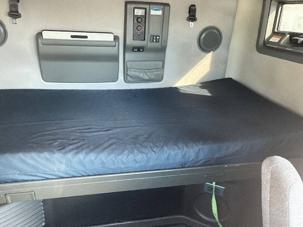 Sleeper Tractor-Heavy Duty Tractors-Volvo-2022-VNL64760-East Chicago-IN-420,000\n\t\tmiles-$ 79,750 - Image 17