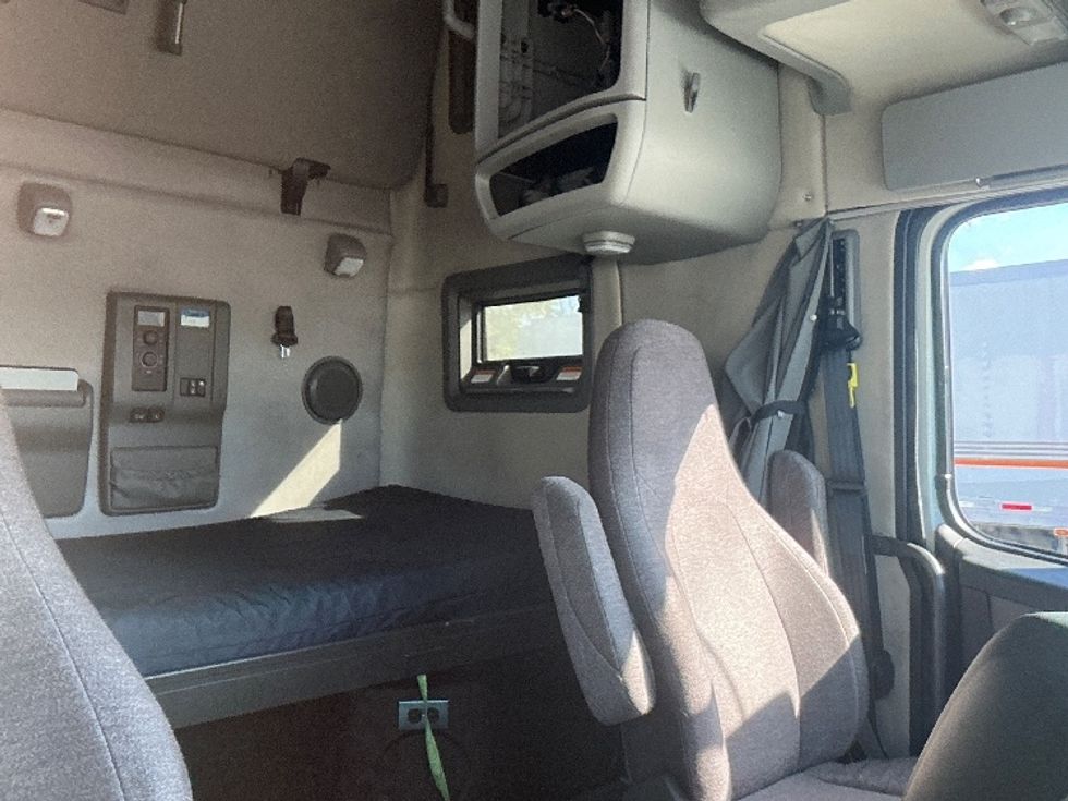 Sleeper Tractor-Heavy Duty Tractors-Volvo-2022-VNL64760-East Chicago-IN-420,000\n\t\tmiles-$ 79,750 - Image 18