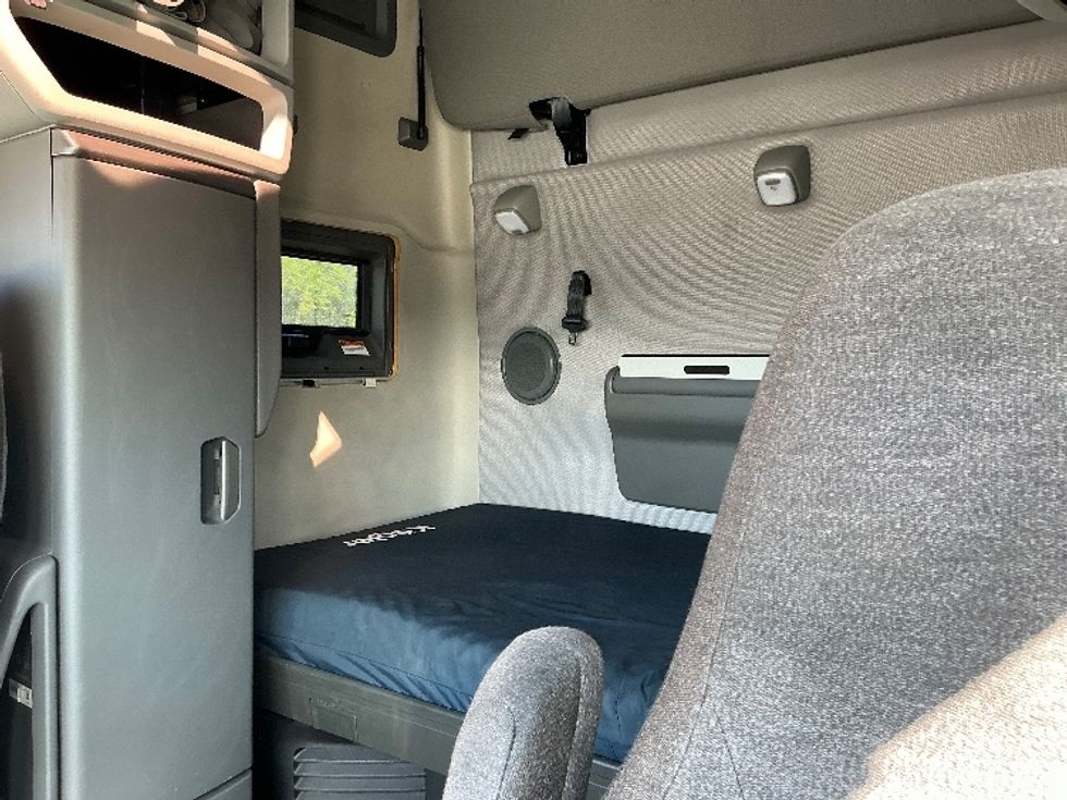 Sleeper Tractor-Heavy Duty Tractors-Volvo-2022-VNL64760-East Chicago-IN-420,000\n\t\tmiles-$ 79,750 - Image 19