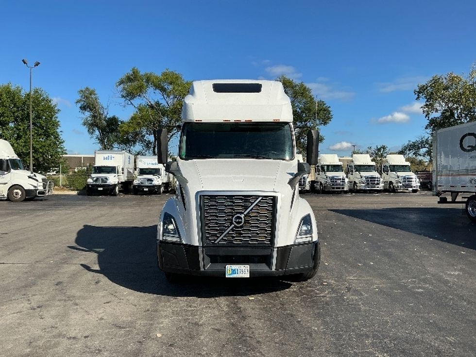 Sleeper Tractor-Heavy Duty Tractors-Volvo-2022-VNL64760-East Chicago-IN-420,000\n\t\tmiles-$ 79,750 - Image 2
