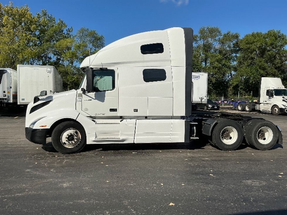 Sleeper Tractor-Heavy Duty Tractors-Volvo-2022-VNL64760-East Chicago-IN-420,000\n\t\tmiles-$ 79,750 - Image 4