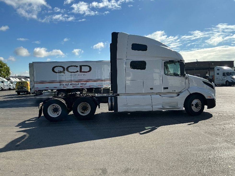 Sleeper Tractor-Heavy Duty Tractors-Volvo-2022-VNL64760-East Chicago-IN-420,000\n\t\tmiles-$ 79,750 - Image 8