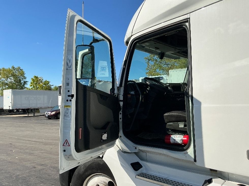 Sleeper Tractor-Heavy Duty Tractors-Volvo-2022-VNL64760-East Chicago-IN-420,000\n\t\tmiles-$ 79,750 - Image 9