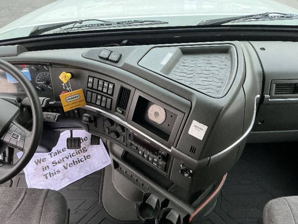 Sleeper Tractor-Heavy Duty Tractors-Volvo-2022-VNL64760-East Chicago-IN-421,865\n\t\tmiles-$ 78,750 - Image 11