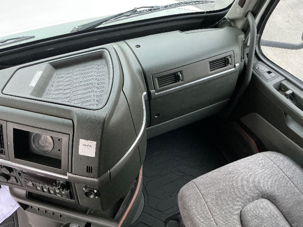 Sleeper Tractor-Heavy Duty Tractors-Volvo-2022-VNL64760-East Chicago-IN-421,865\n\t\tmiles-$ 78,750 - Image 12