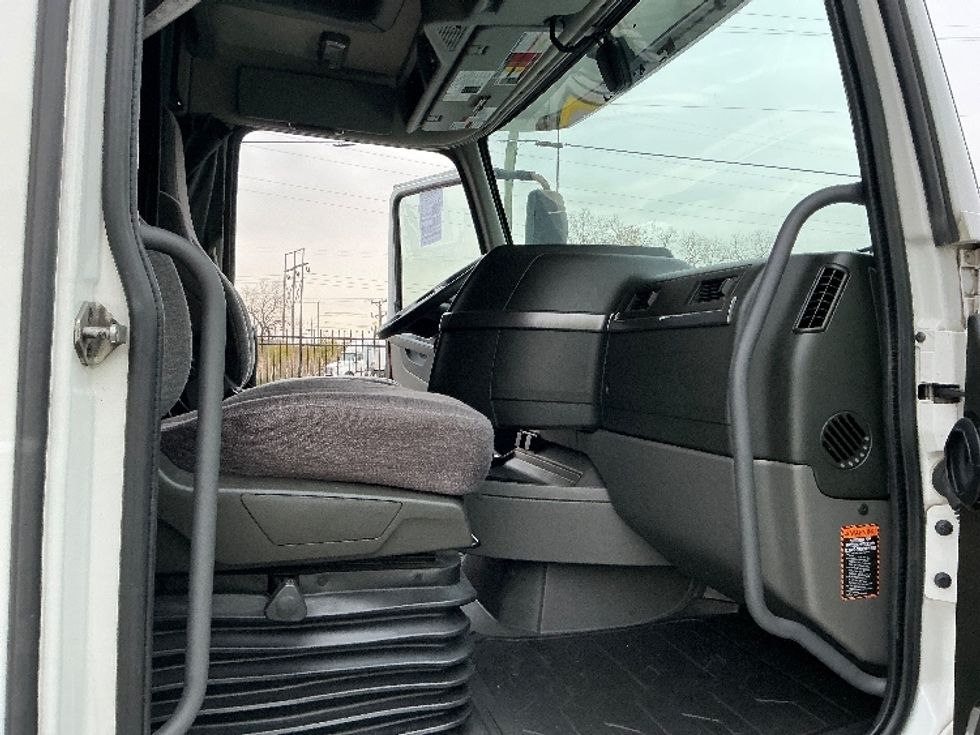 Sleeper Tractor-Heavy Duty Tractors-Volvo-2022-VNL64760-East Chicago-IN-421,865\n\t\tmiles-$ 78,750 - Image 13