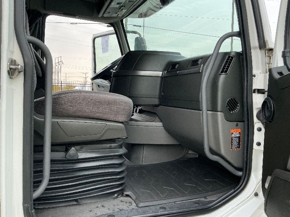 Sleeper Tractor-Heavy Duty Tractors-Volvo-2022-VNL64760-East Chicago-IN-421,865\n\t\tmiles-$ 78,750 - Image 14