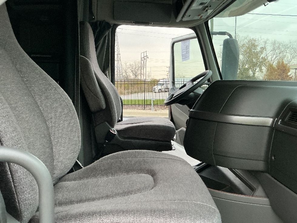 Sleeper Tractor-Heavy Duty Tractors-Volvo-2022-VNL64760-East Chicago-IN-421,865\n\t\tmiles-$ 78,750 - Image 15