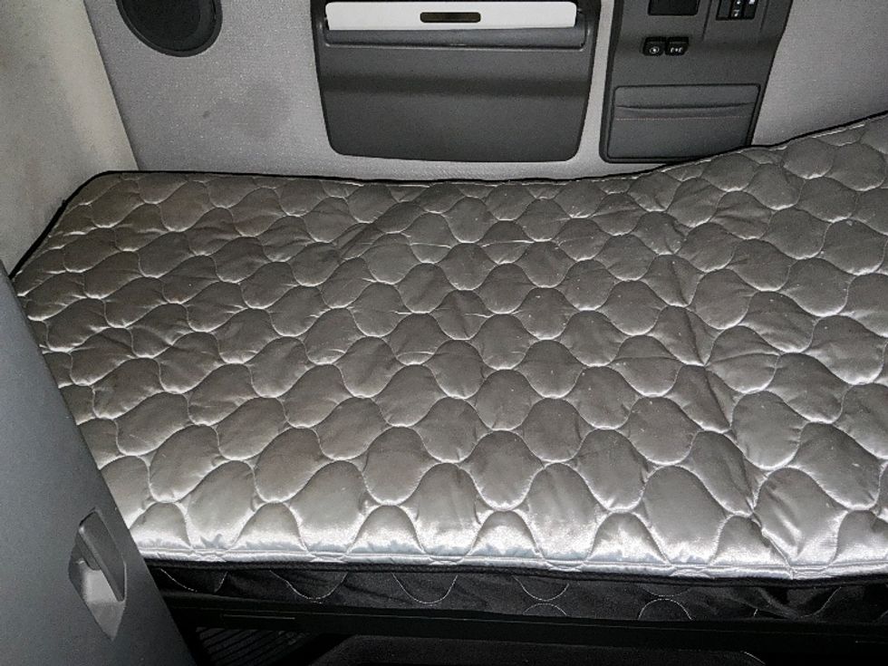 Sleeper Tractor-Heavy Duty Tractors-Volvo-2022-VNL64760-East Chicago-IN-421,865\n\t\tmiles-$ 78,750 - Image 16