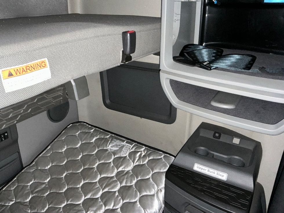 Sleeper Tractor-Heavy Duty Tractors-Volvo-2022-VNL64760-East Chicago-IN-421,865\n\t\tmiles-$ 78,750 - Image 18