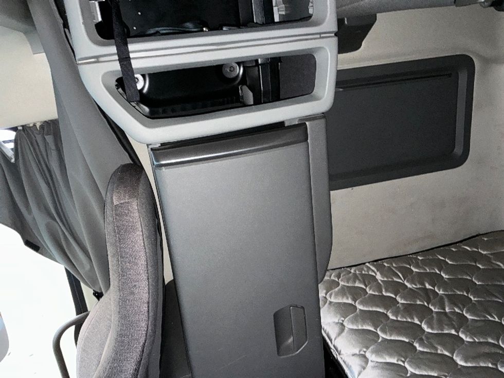 Sleeper Tractor-Heavy Duty Tractors-Volvo-2022-VNL64760-East Chicago-IN-421,865\n\t\tmiles-$ 78,750 - Image 19