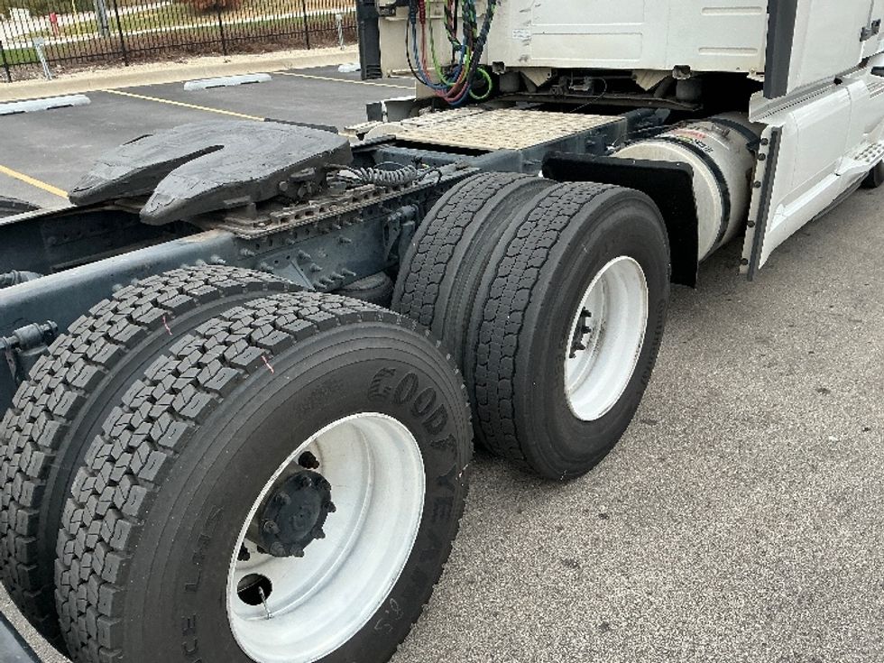 Sleeper Tractor-Heavy Duty Tractors-Volvo-2022-VNL64760-East Chicago-IN-421,865\n\t\tmiles-$ 78,750 - Image 23