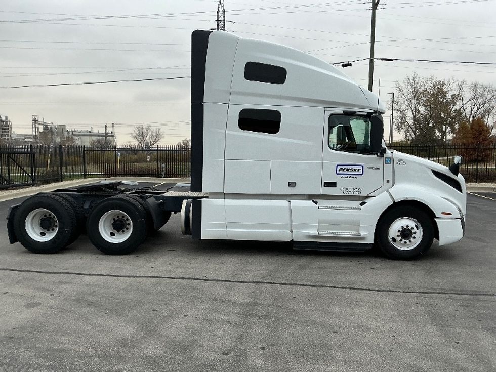 Sleeper Tractor-Heavy Duty Tractors-Volvo-2022-VNL64760-East Chicago-IN-421,865\n\t\tmiles-$ 78,750 - Image 4