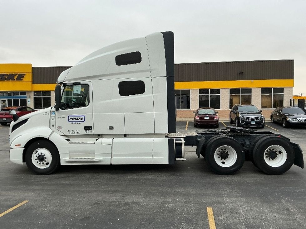 Sleeper Tractor-Heavy Duty Tractors-Volvo-2022-VNL64760-East Chicago-IN-421,865\n\t\tmiles-$ 78,750 - Image 8