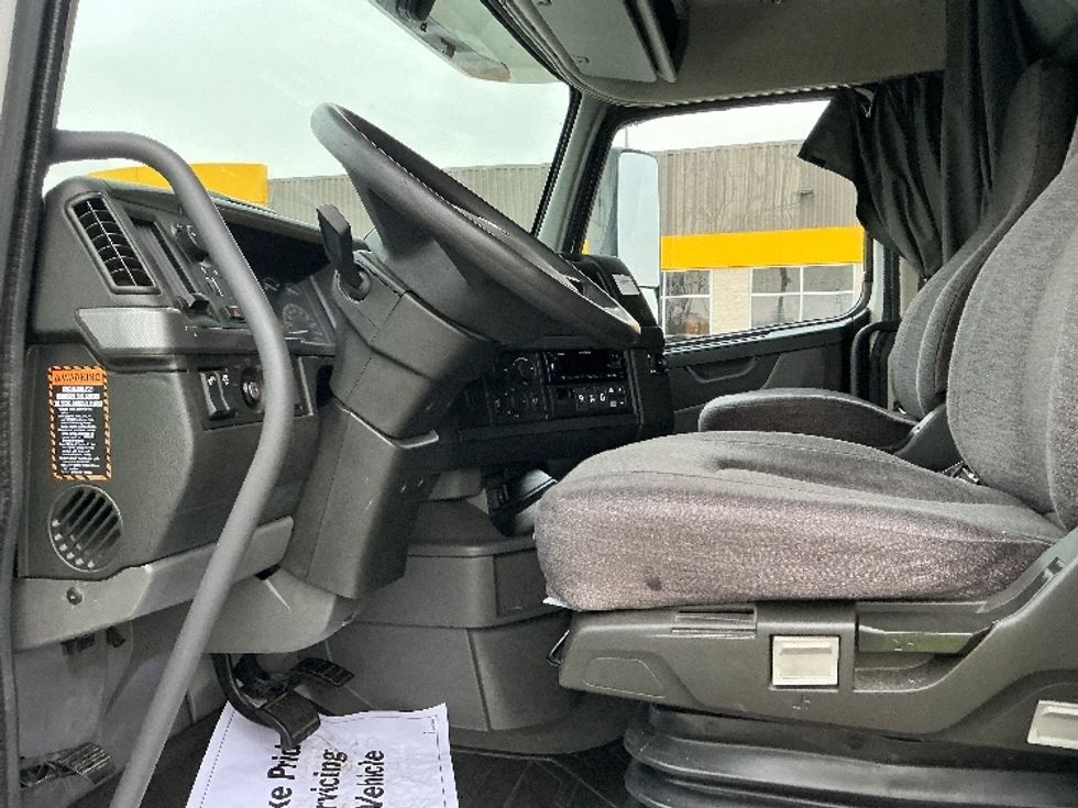 Sleeper Tractor-Heavy Duty Tractors-Volvo-2022-VNL64760-East Chicago-IN-421,865\n\t\tmiles-$ 78,750 - Image 9