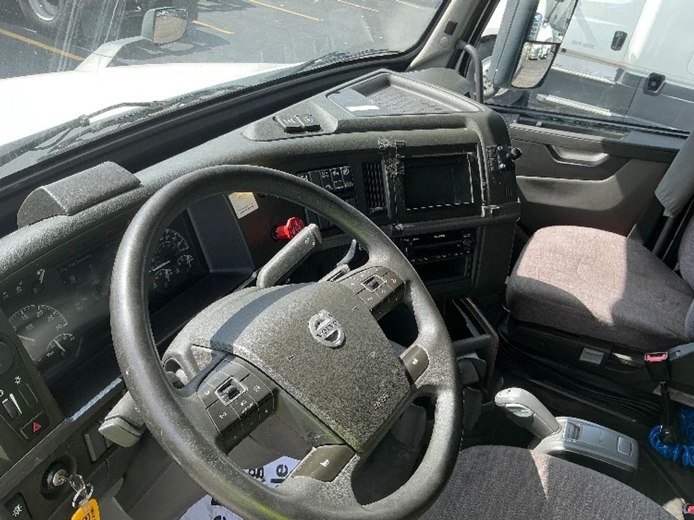 Sleeper Tractor-Heavy Duty Tractors-Volvo-2022-VNL64760-East Chicago-IN-443,155\n\t\tmiles-$ 77,500 - Image 10