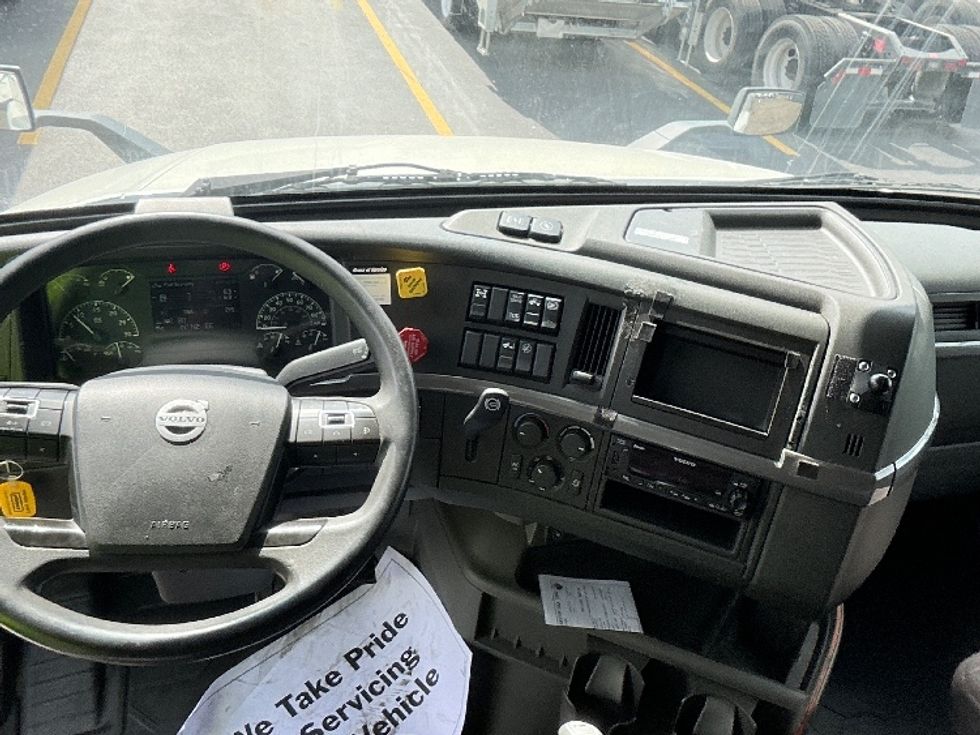 Sleeper Tractor-Heavy Duty Tractors-Volvo-2022-VNL64760-East Chicago-IN-443,155\n\t\tmiles-$ 77,500 - Image 11