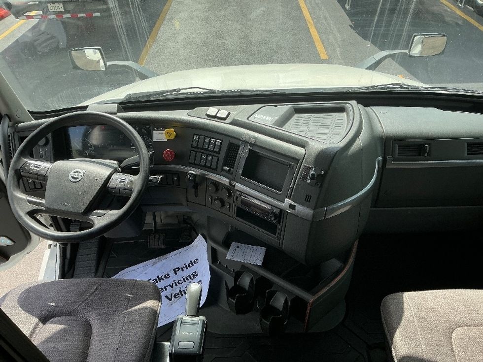 Sleeper Tractor-Heavy Duty Tractors-Volvo-2022-VNL64760-East Chicago-IN-443,155\n\t\tmiles-$ 77,500 - Image 12