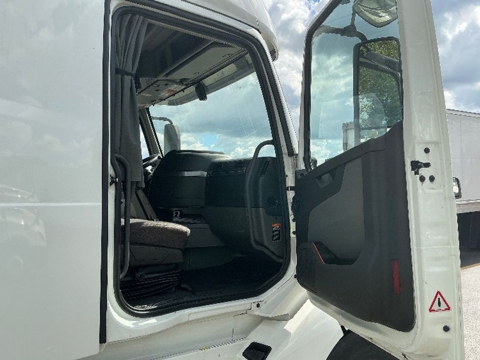 Sleeper Tractor-Heavy Duty Tractors-Volvo-2022-VNL64760-East Chicago-IN-443,155\n\t\tmiles-$ 77,500 - Image 13
