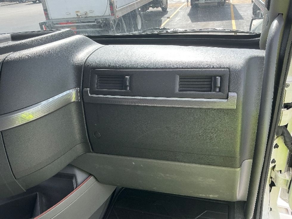 Sleeper Tractor-Heavy Duty Tractors-Volvo-2022-VNL64760-East Chicago-IN-443,155\n\t\tmiles-$ 77,500 - Image 14