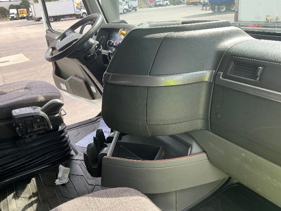 Sleeper Tractor-Heavy Duty Tractors-Volvo-2022-VNL64760-East Chicago-IN-443,155\n\t\tmiles-$ 77,500 - Image 15