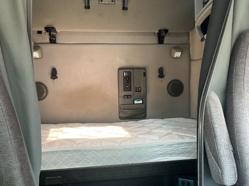 Sleeper Tractor-Heavy Duty Tractors-Volvo-2022-VNL64760-East Chicago-IN-443,155\n\t\tmiles-$ 77,500 - Image 16