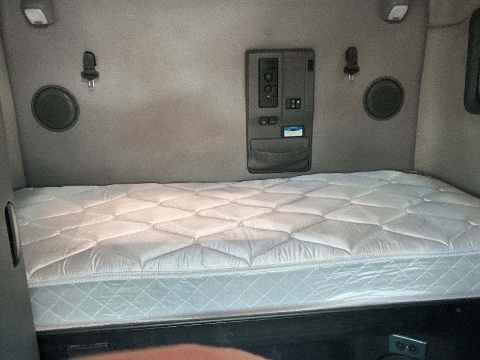 Sleeper Tractor-Heavy Duty Tractors-Volvo-2022-VNL64760-East Chicago-IN-443,155\n\t\tmiles-$ 77,500 - Image 17