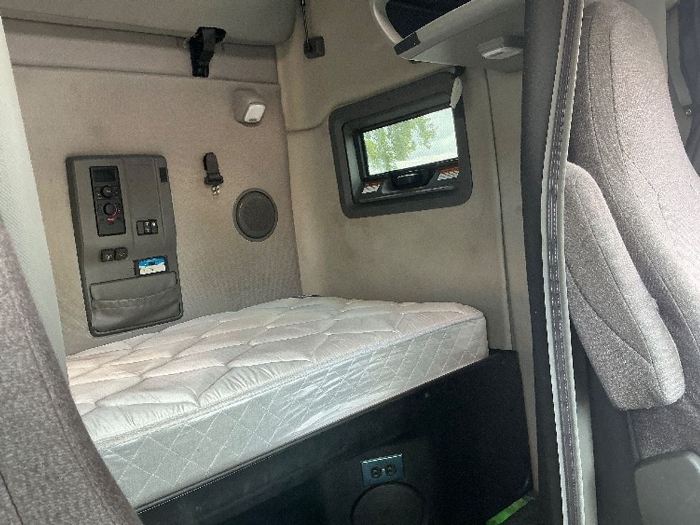 Sleeper Tractor-Heavy Duty Tractors-Volvo-2022-VNL64760-East Chicago-IN-443,155\n\t\tmiles-$ 77,500 - Image 18