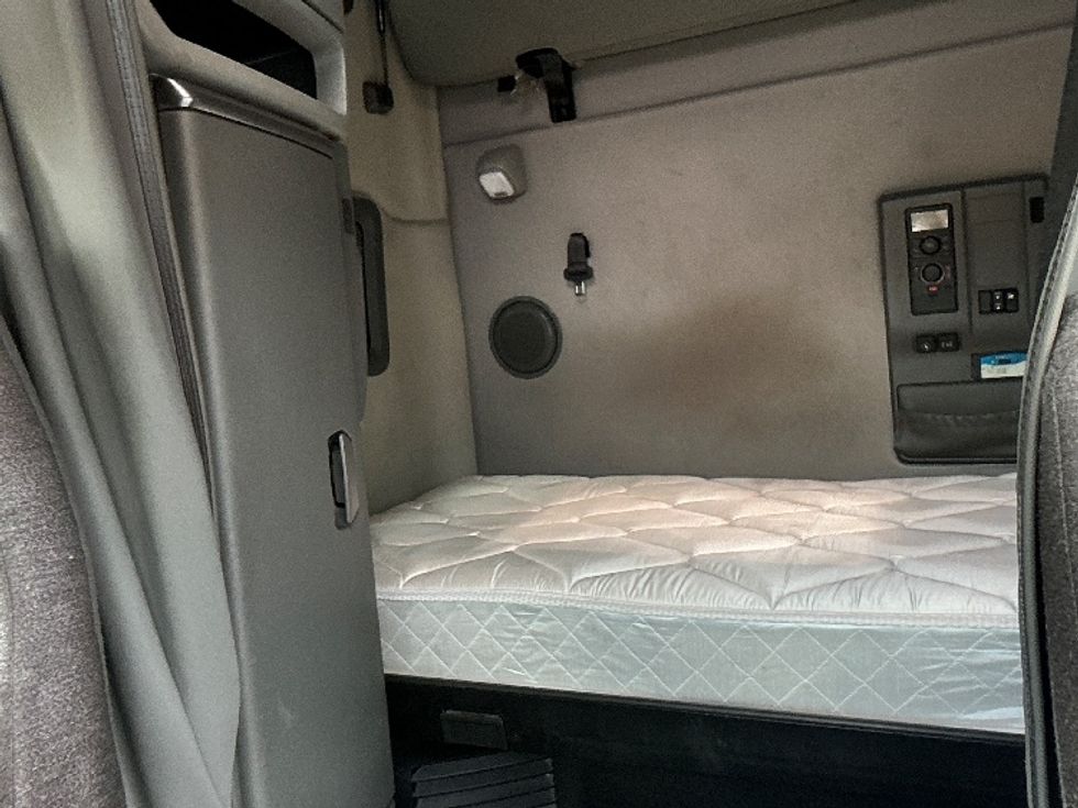 Sleeper Tractor-Heavy Duty Tractors-Volvo-2022-VNL64760-East Chicago-IN-443,155\n\t\tmiles-$ 77,500 - Image 19