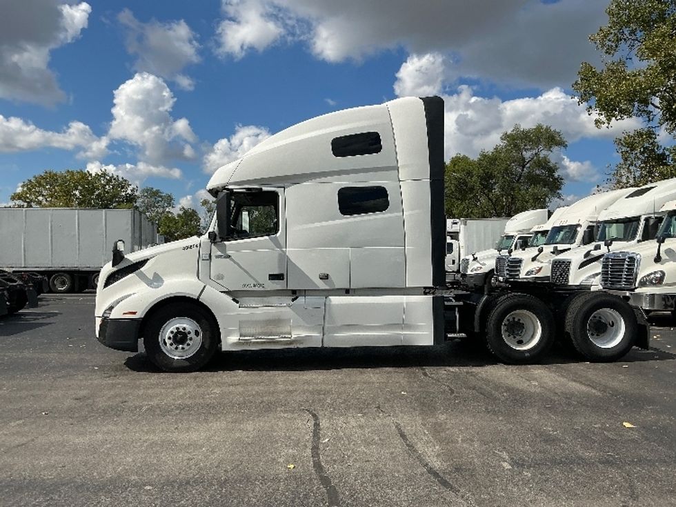 Sleeper Tractor-Heavy Duty Tractors-Volvo-2022-VNL64760-East Chicago-IN-443,155\n\t\tmiles-$ 77,500 - Image 4