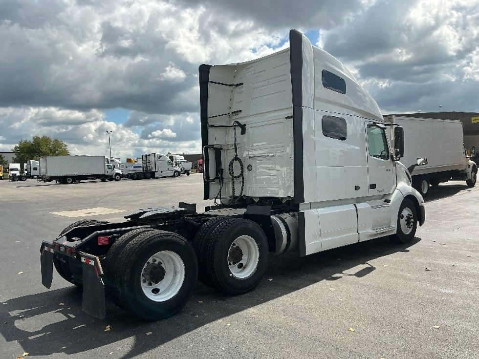 Sleeper Tractor-Heavy Duty Tractors-Volvo-2022-VNL64760-East Chicago-IN-443,155\n\t\tmiles-$ 77,500 - Image 7