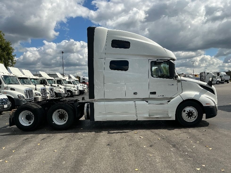 Sleeper Tractor-Heavy Duty Tractors-Volvo-2022-VNL64760-East Chicago-IN-443,155\n\t\tmiles-$ 77,500 - Image 8