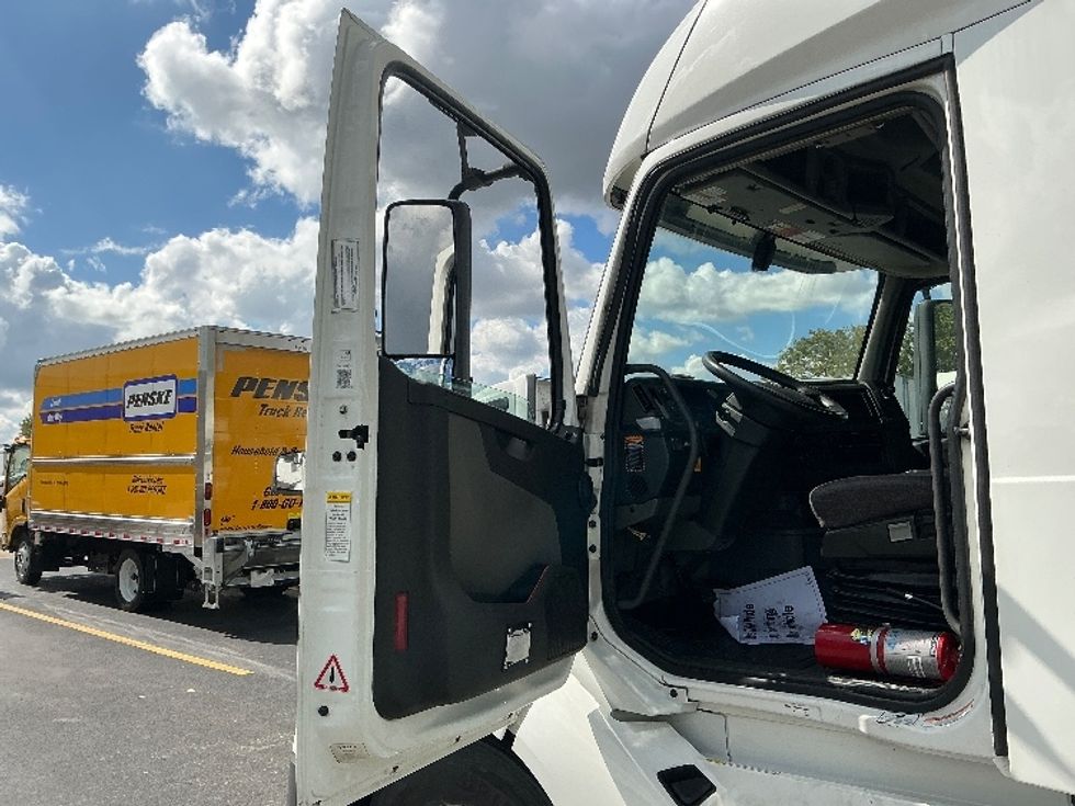 Sleeper Tractor-Heavy Duty Tractors-Volvo-2022-VNL64760-East Chicago-IN-443,155\n\t\tmiles-$ 77,500 - Image 9