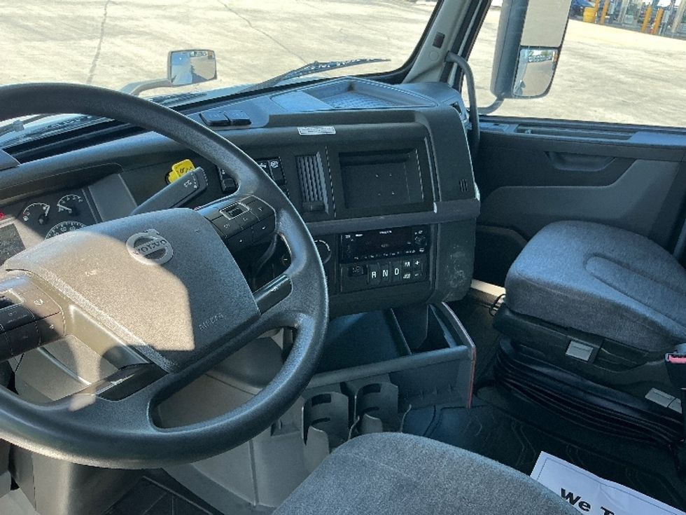 Sleeper Tractor-Heavy Duty Tractors-Volvo-2022-VNL64760-East Chicago-IN-450,444\n\t\tmiles-$ 76,000 - Image 10