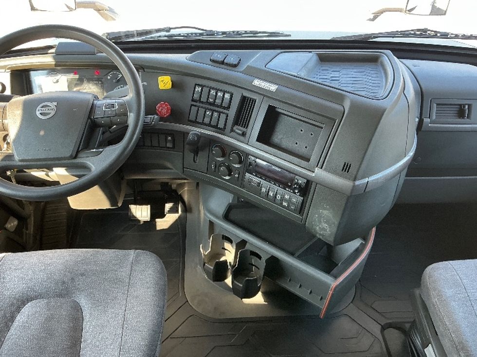 Sleeper Tractor-Heavy Duty Tractors-Volvo-2022-VNL64760-East Chicago-IN-450,444\n\t\tmiles-$ 76,000 - Image 12