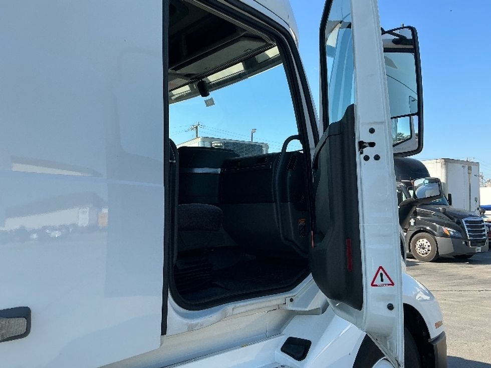 Sleeper Tractor-Heavy Duty Tractors-Volvo-2022-VNL64760-East Chicago-IN-450,444\n\t\tmiles-$ 76,000 - Image 13