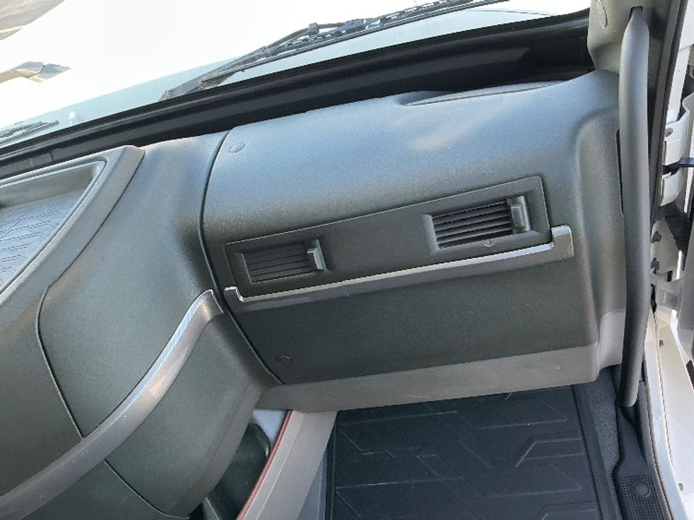 Sleeper Tractor-Heavy Duty Tractors-Volvo-2022-VNL64760-East Chicago-IN-450,444\n\t\tmiles-$ 76,000 - Image 14