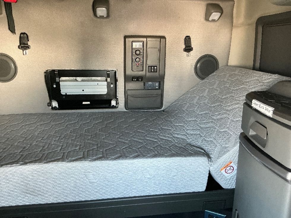 Sleeper Tractor-Heavy Duty Tractors-Volvo-2022-VNL64760-East Chicago-IN-450,444\n\t\tmiles-$ 76,000 - Image 17