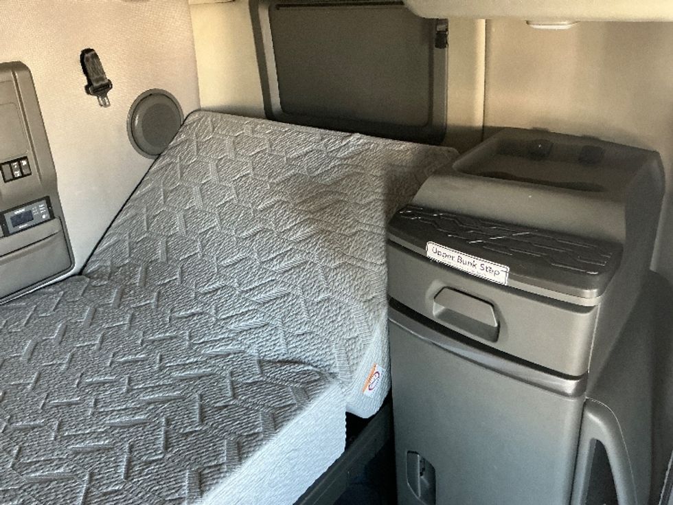 Sleeper Tractor-Heavy Duty Tractors-Volvo-2022-VNL64760-East Chicago-IN-450,444\n\t\tmiles-$ 76,000 - Image 18