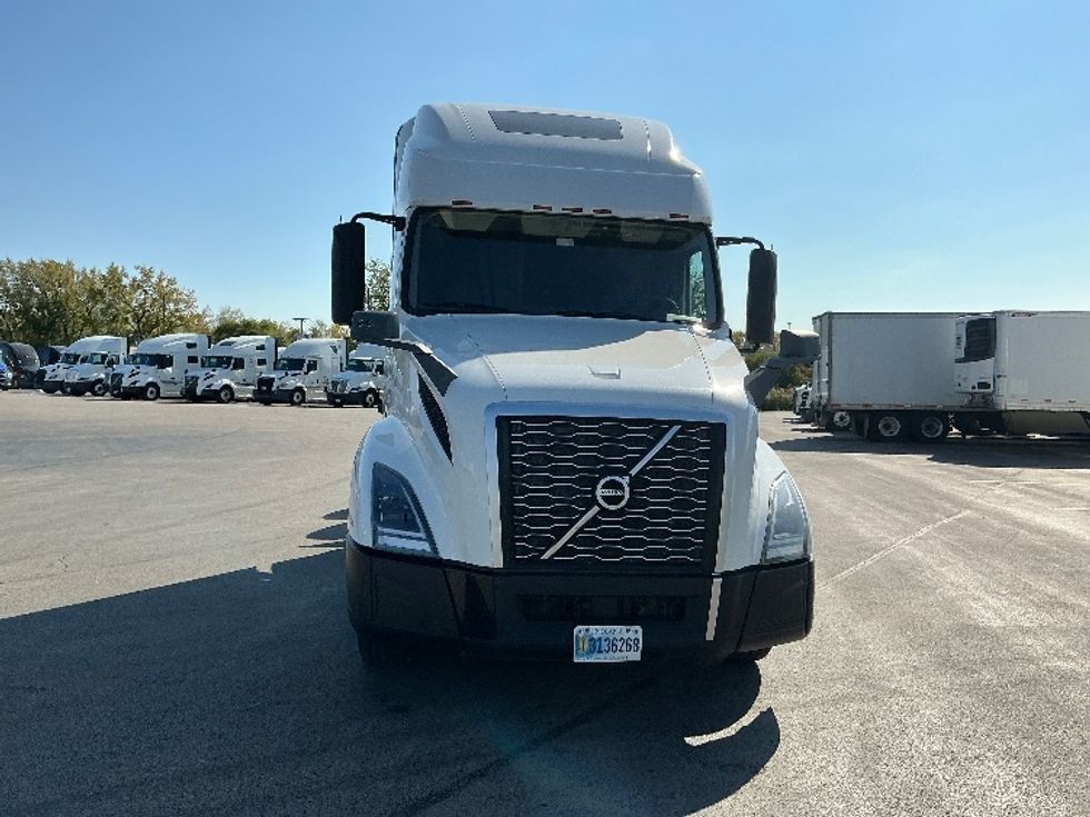 Sleeper Tractor-Heavy Duty Tractors-Volvo-2022-VNL64760-East Chicago-IN-450,444\n\t\tmiles-$ 76,000 - Image 2