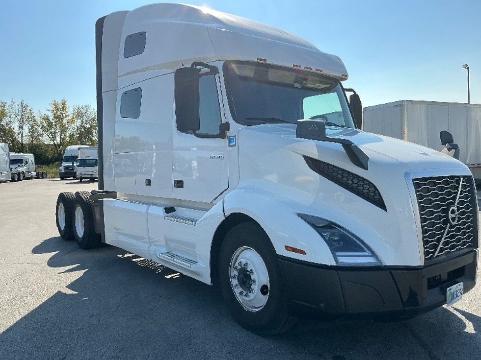 Sleeper Tractor-Heavy Duty Tractors-Volvo-2022-VNL64760-East Chicago-IN-450,444\n\t\tmiles-$ 76,000 - Image 3