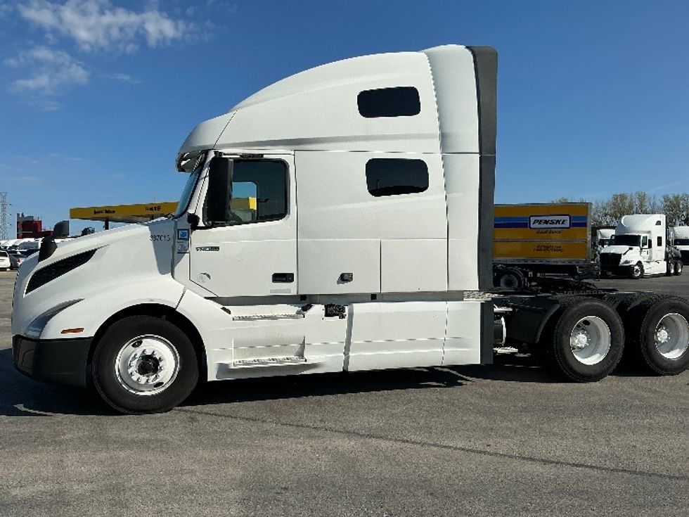 Sleeper Tractor-Heavy Duty Tractors-Volvo-2022-VNL64760-East Chicago-IN-450,444\n\t\tmiles-$ 76,000 - Image 4