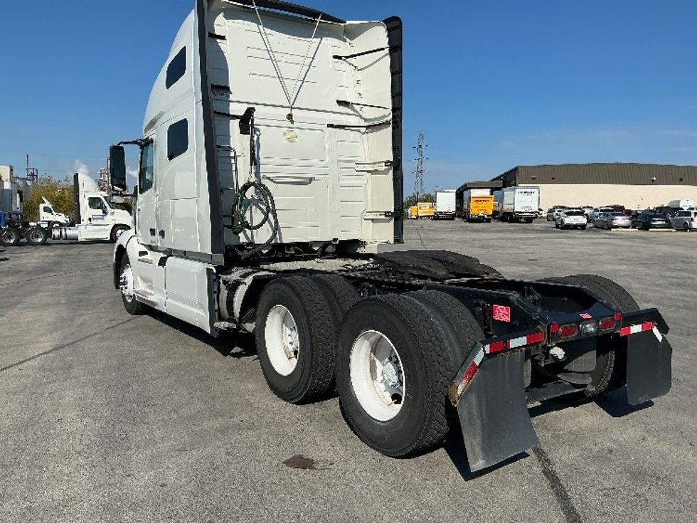Sleeper Tractor-Heavy Duty Tractors-Volvo-2022-VNL64760-East Chicago-IN-450,444\n\t\tmiles-$ 76,000 - Image 5